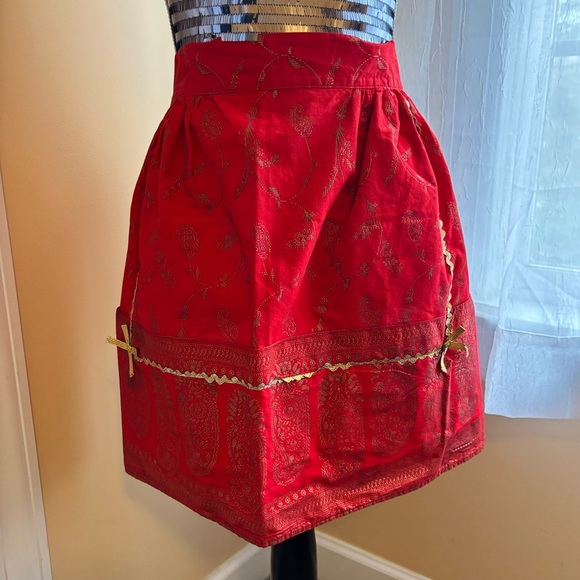 Vintage Red Paisley Apron with Gold Accents - One Size Fits Most - Picture 5 of 7